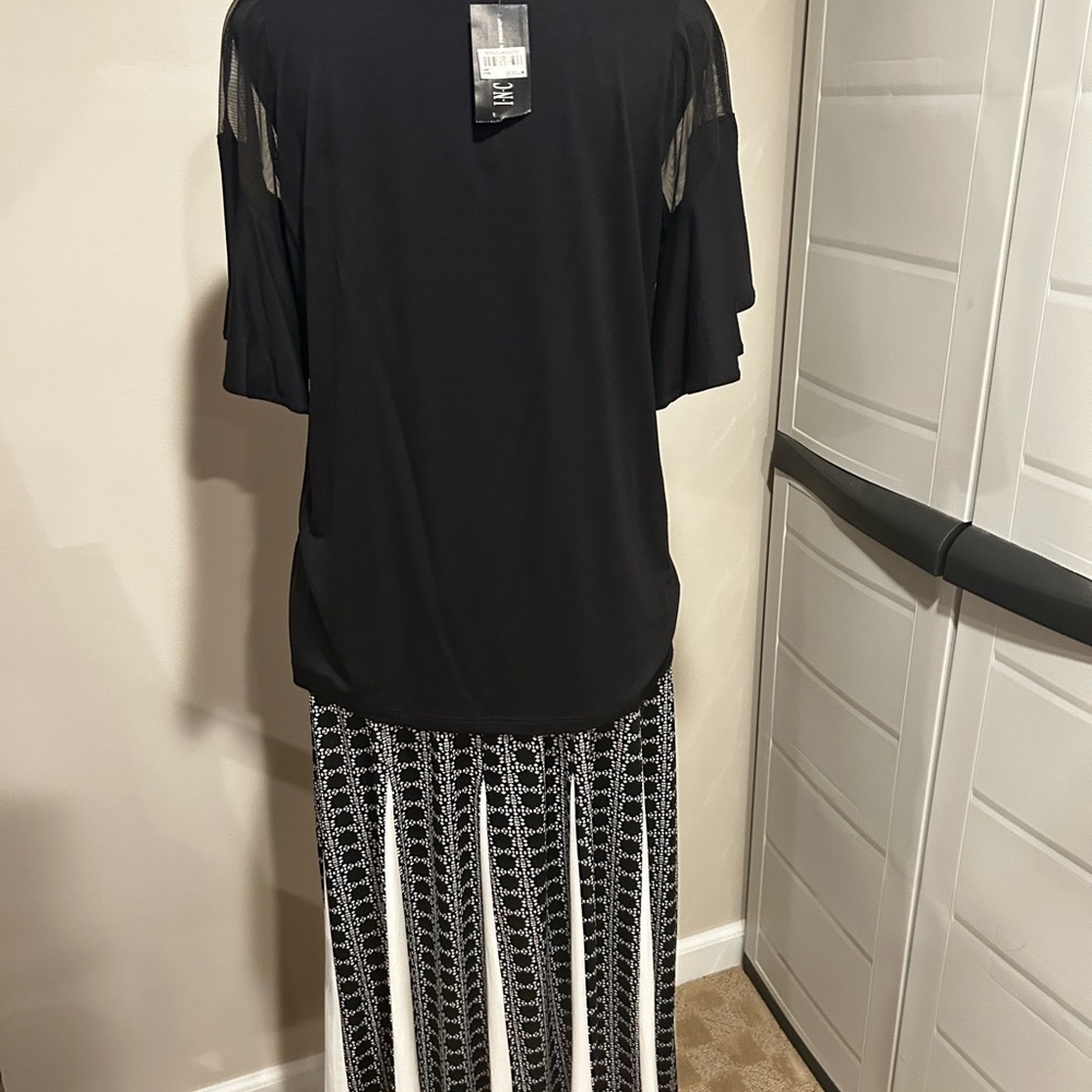 Roz & Ali Black and White Patterned Skirt